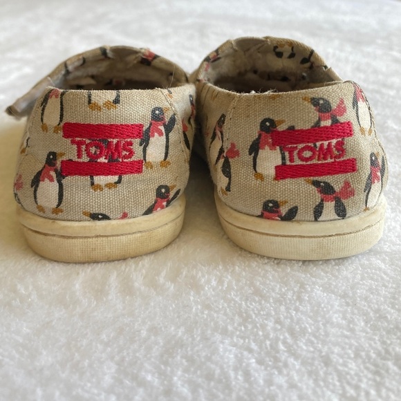 Toms Girl’s Penguin Slip Ons Sherpa Fleece Lined Flats Velcro Toddler Size 5 - Picture 6 of 9
